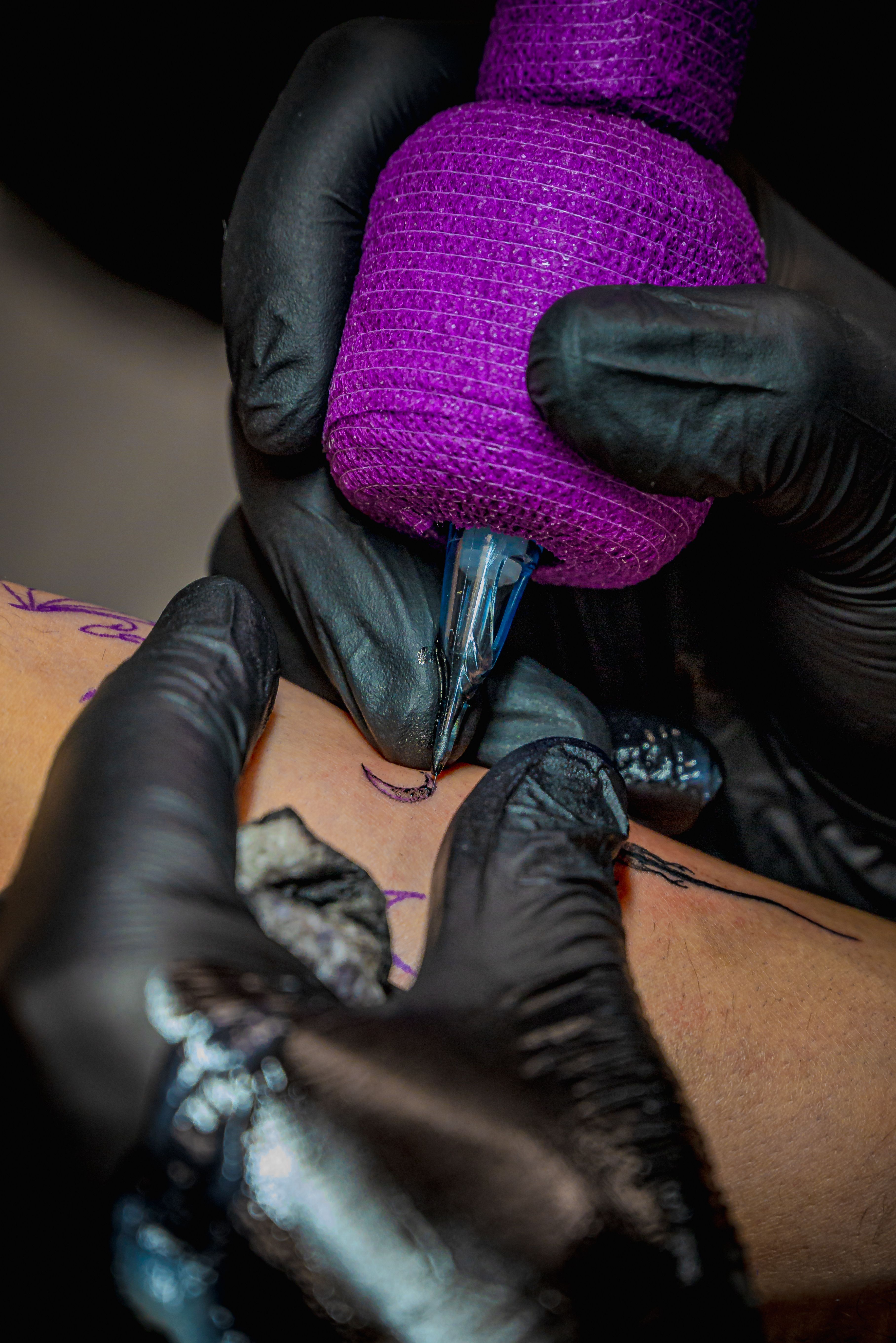 Artista en sesión de tatuaje